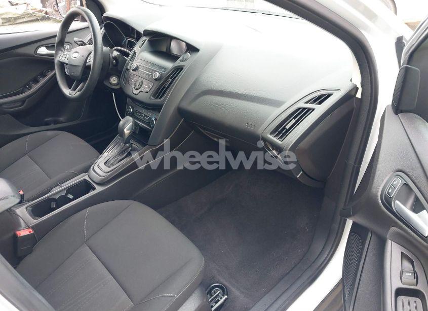 Photo 5 of 2018 Ford Focus SE (VIN 1FADP3F23JL328896)