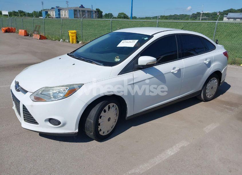 Photo 2 of 2013 Ford Focus SE (VIN 1FADP3F24DL144698)