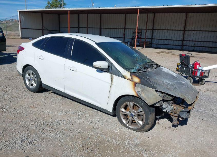 2014 Ford Focus SE (VIN 1FADP3F24EL103215) main photo