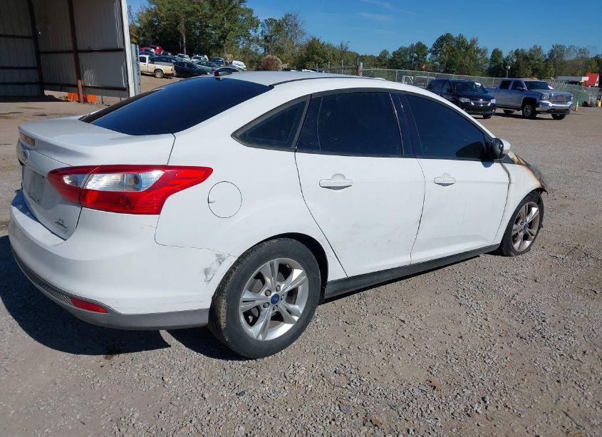 Photo 4 of 2014 Ford Focus SE (VIN 1FADP3F24EL103215)