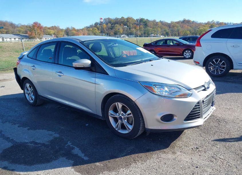 2014 Ford Focus SE (VIN 1FADP3F24EL109810) main photo
