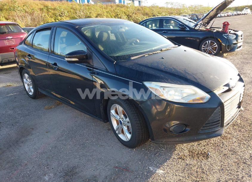 2014 Ford Focus SE (VIN 1FADP3F24EL127062) main photo
