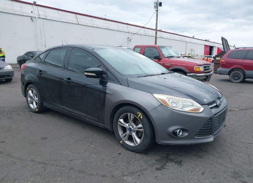 2014 Ford Focus SE (VIN 1FADP3F24EL163141) main photo