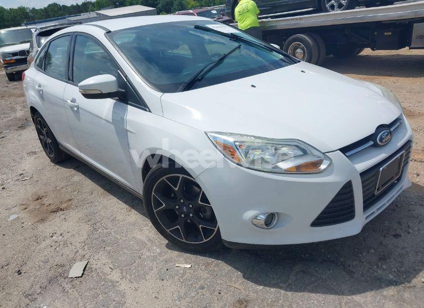2014 Ford Focus SE (VIN 1FADP3F24EL221913) main photo
