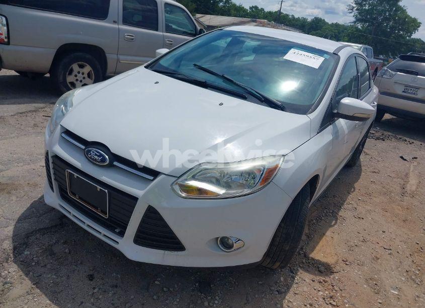 Photo 2 of 2014 Ford Focus SE (VIN 1FADP3F24EL221913)