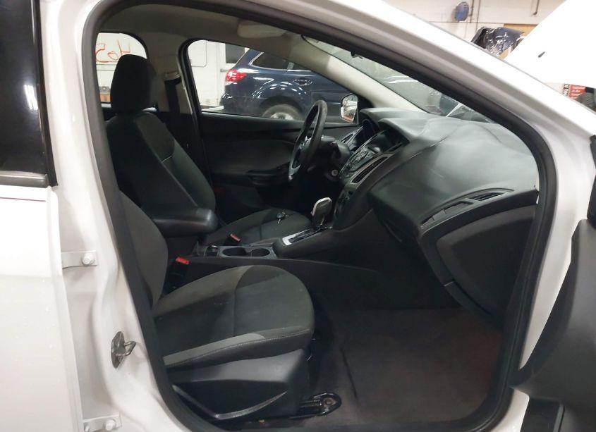 Photo 5 of 2014 Ford Focus SE (VIN 1FADP3F24EL318528)