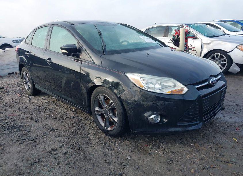 2014 Ford Focus SE (VIN 1FADP3F24EL329500) main photo