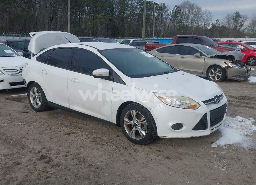 2014 Ford Focus SE (VIN 1FADP3F24EL458353) main photo
