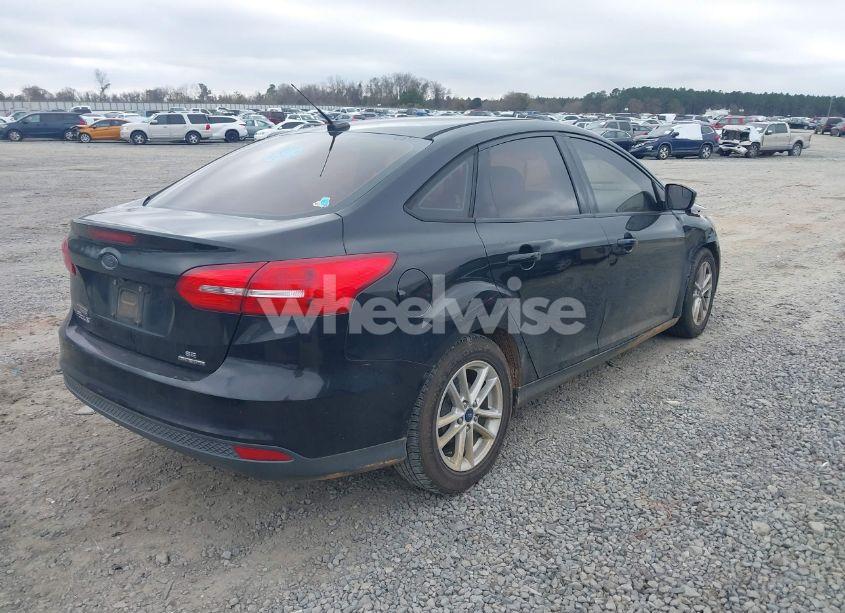 Photo 4 of 2015 Ford Focus SE (VIN 1FADP3F24FL204675)