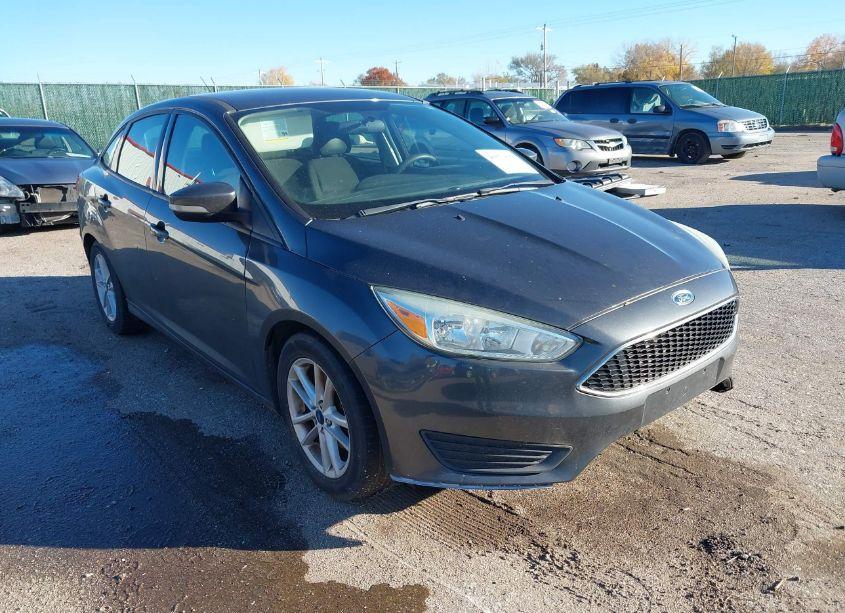 2015 Ford Focus SE (VIN 1FADP3F24FL233562) main photo