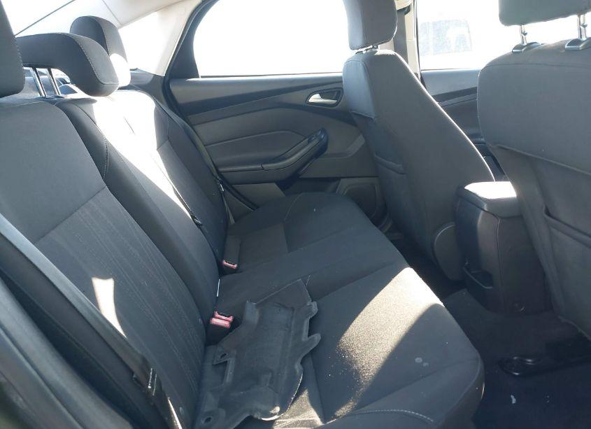 Photo 8 of 2015 Ford Focus SE (VIN 1FADP3F24FL233562)