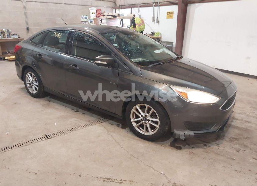 2015 Ford Focus SE (VIN 1FADP3F24FL239295) main photo