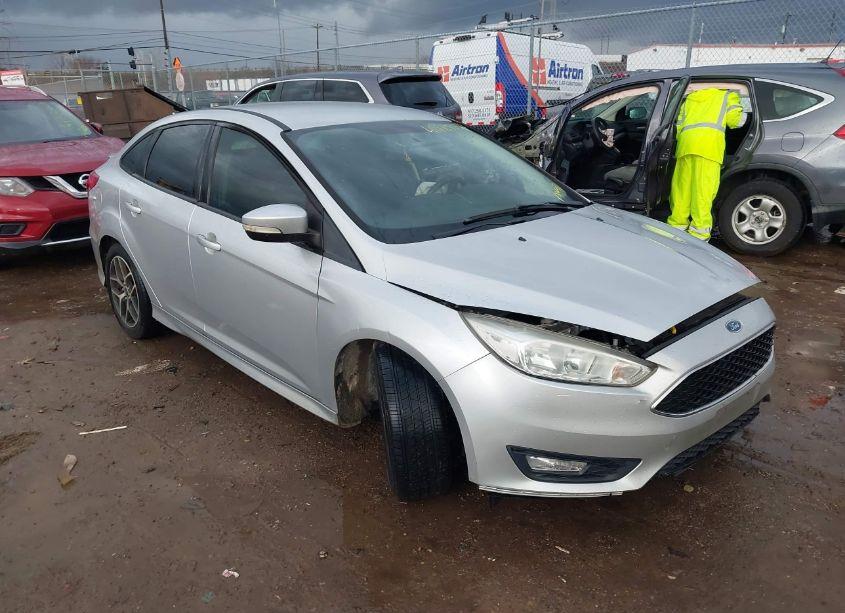 2015 Ford Focus SE (VIN 1FADP3F24FL240253) main photo