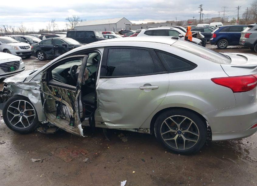 Photo 14 of 2015 Ford Focus SE (VIN 1FADP3F24FL240253)