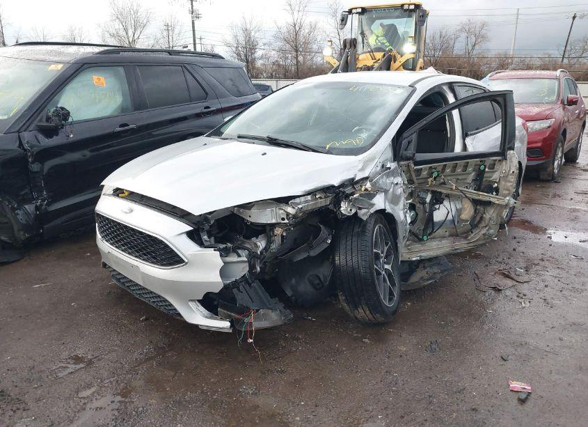 Photo 2 of 2015 Ford Focus SE (VIN 1FADP3F24FL240253)