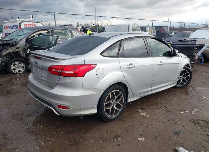 Photo 4 of 2015 Ford Focus SE (VIN 1FADP3F24FL240253)
