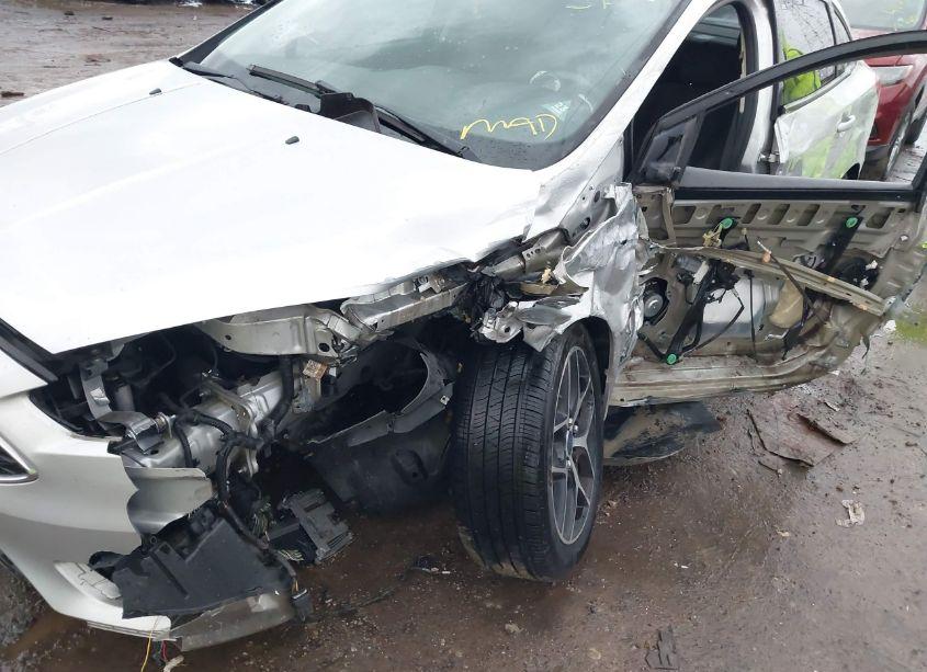 Photo 6 of 2015 Ford Focus SE (VIN 1FADP3F24FL240253)