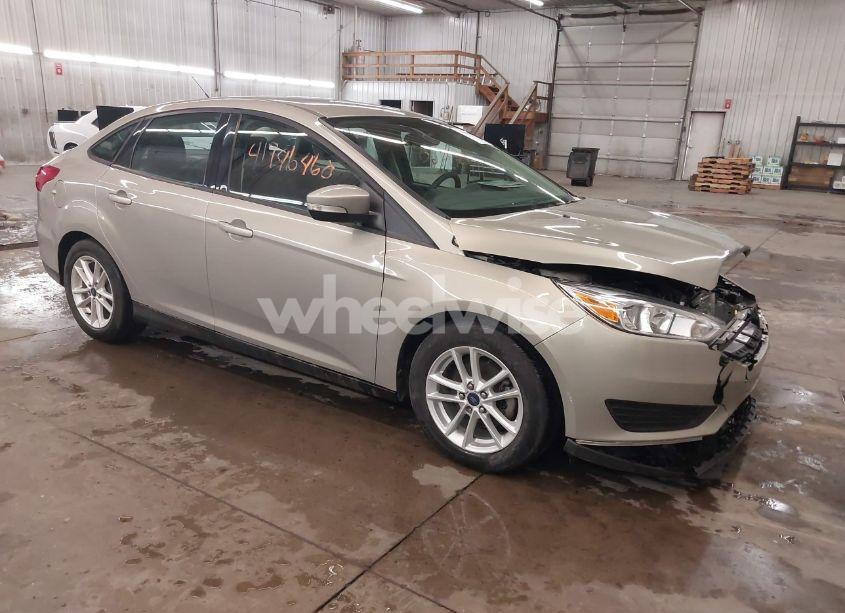2015 Ford Focus SE (VIN 1FADP3F24FL255965) main photo