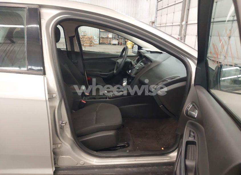 Photo 5 of 2015 Ford Focus SE (VIN 1FADP3F24FL255965)