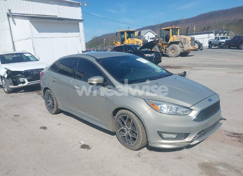 2015 Ford Focus SE (VIN 1FADP3F24FL260387) main photo