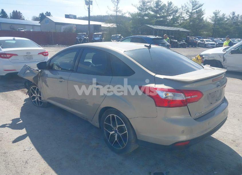 Photo 3 of 2015 Ford Focus SE (VIN 1FADP3F24FL260387)