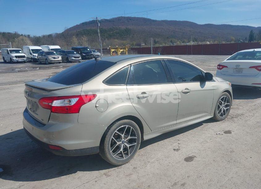 Photo 4 of 2015 Ford Focus SE (VIN 1FADP3F24FL260387)