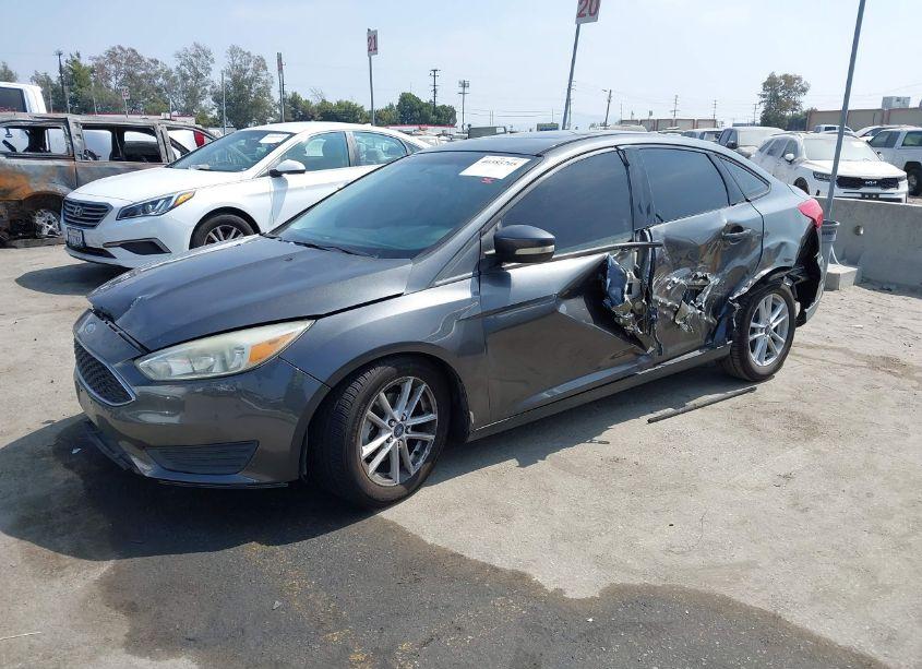 Photo 2 of 2015 Ford Focus SE (VIN 1FADP3F24FL263645)