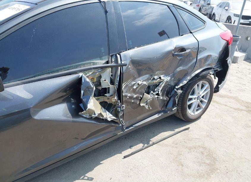 Photo 6 of 2015 Ford Focus SE (VIN 1FADP3F24FL263645)