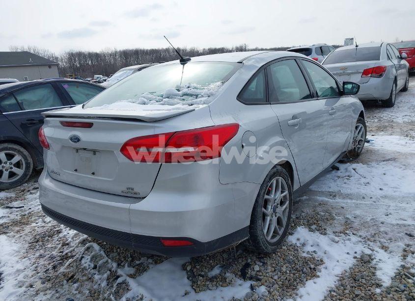 Photo 4 of 2015 Ford Focus SE (VIN 1FADP3F24FL268232)