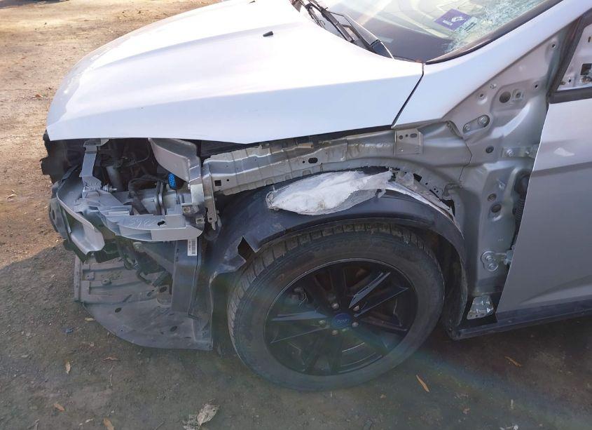 Photo 13 of 2015 Ford Focus SE (VIN 1FADP3F24FL279442)