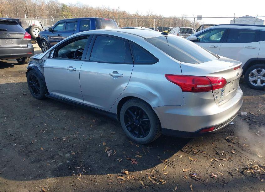 Photo 3 of 2015 Ford Focus SE (VIN 1FADP3F24FL279442)