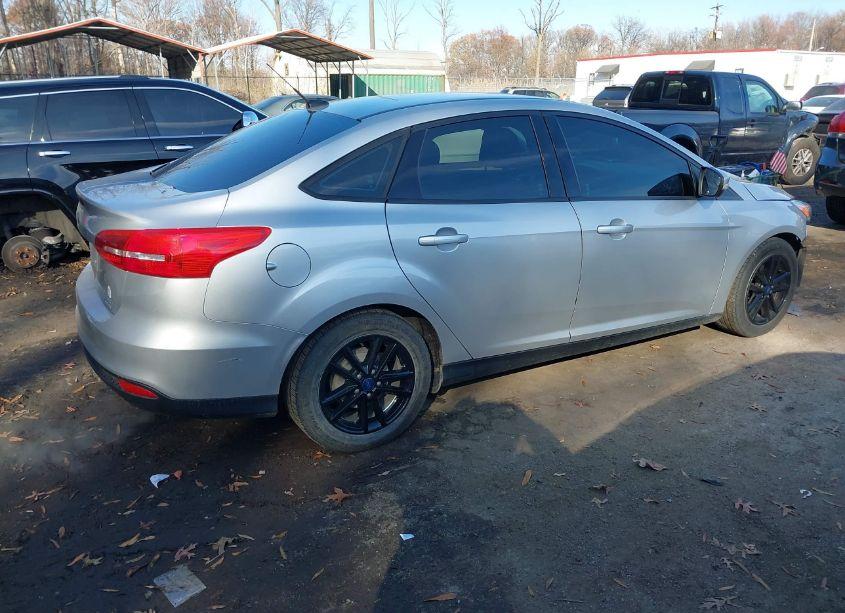 Photo 4 of 2015 Ford Focus SE (VIN 1FADP3F24FL279442)