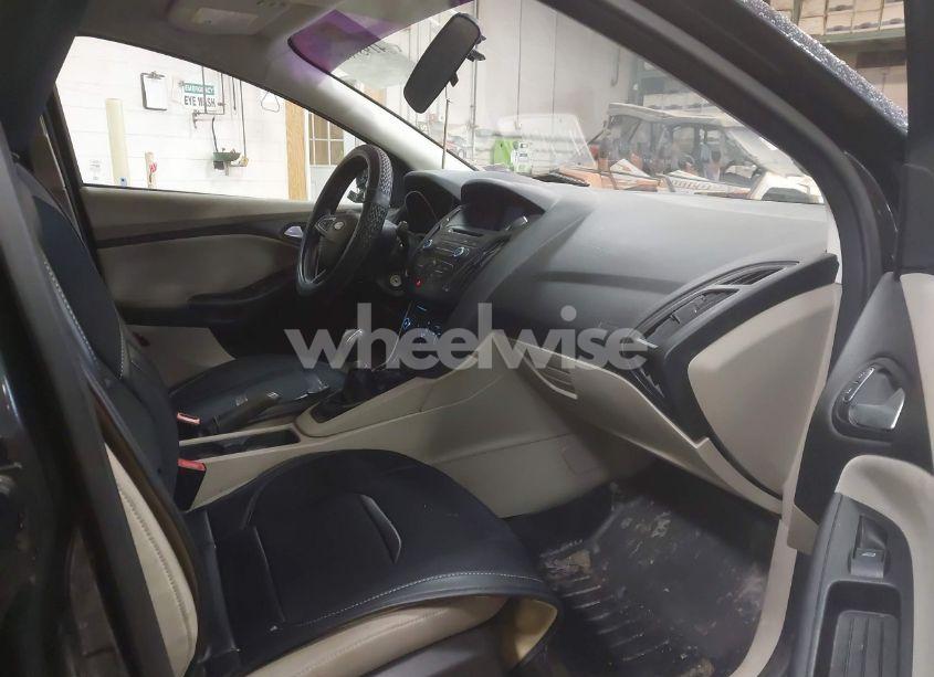 Photo 5 of 2015 Ford Focus SE (VIN 1FADP3F24FL285287)