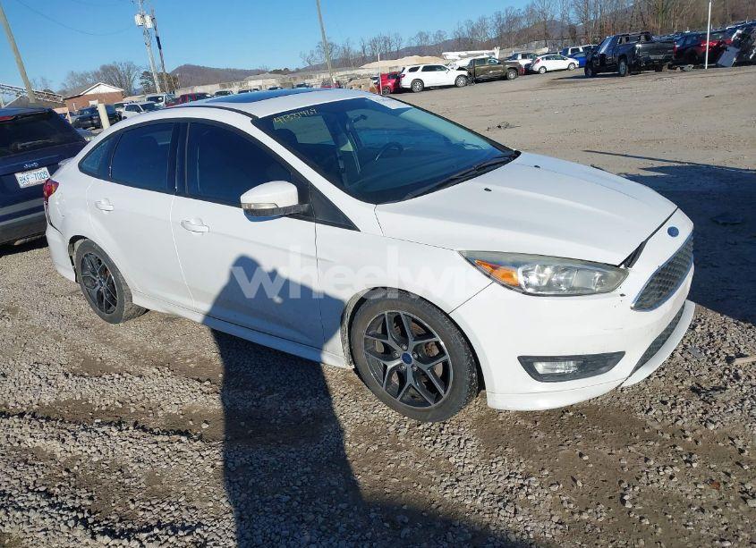 2015 Ford Focus SE (VIN 1FADP3F24FL297830) main photo