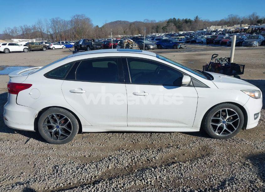 Photo 13 of 2015 Ford Focus SE (VIN 1FADP3F24FL297830)