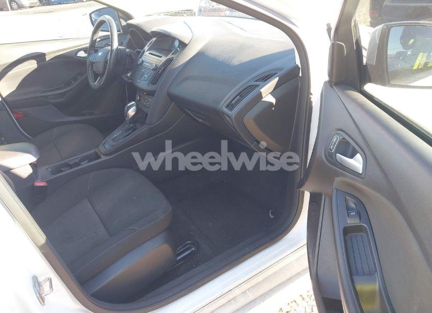 Photo 5 of 2015 Ford Focus SE (VIN 1FADP3F24FL297830)