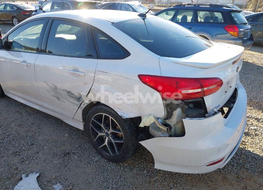 Photo 6 of 2015 Ford Focus SE (VIN 1FADP3F24FL297830)