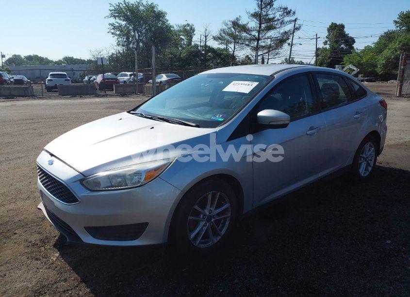 Photo 2 of 2015 Ford Focus SE (VIN 1FADP3F24FL301732)