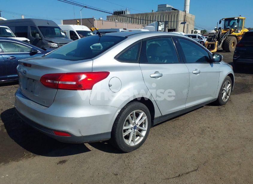 Photo 4 of 2015 Ford Focus SE (VIN 1FADP3F24FL301732)