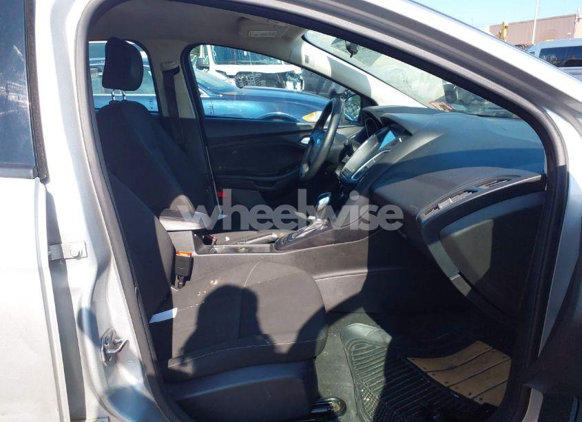 Photo 5 of 2015 Ford Focus SE (VIN 1FADP3F24FL301732)