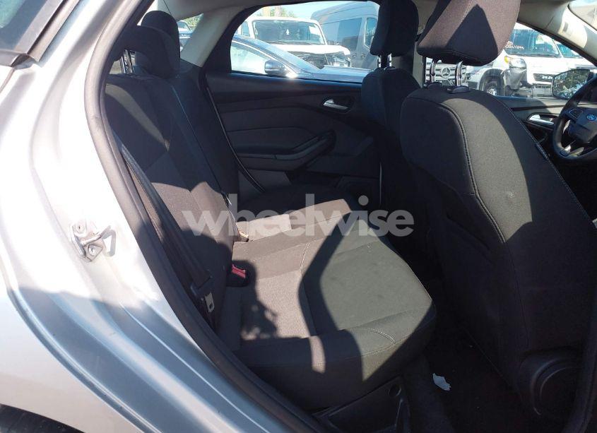 Photo 8 of 2015 Ford Focus SE (VIN 1FADP3F24FL301732)