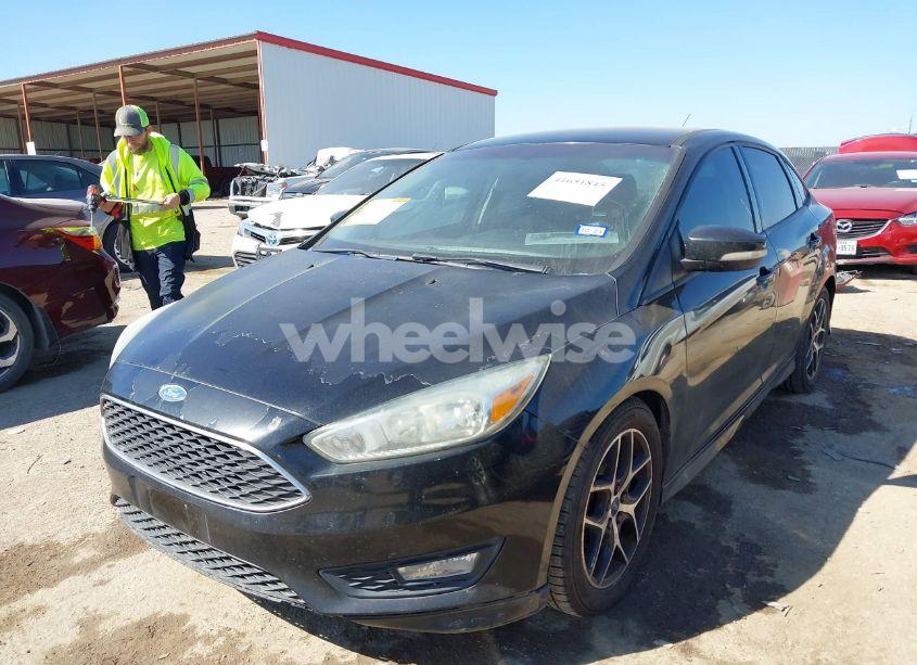 Photo 2 of 2015 Ford Focus SE (VIN 1FADP3F24FL313640)