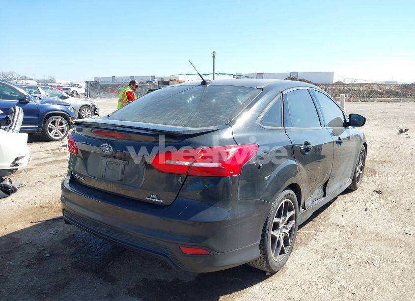 Photo 4 of 2015 Ford Focus SE (VIN 1FADP3F24FL313640)