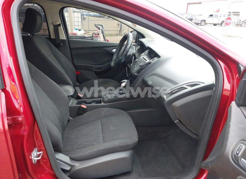 Photo 5 of 2015 Ford Focus SE (VIN 1FADP3F24FL323536)