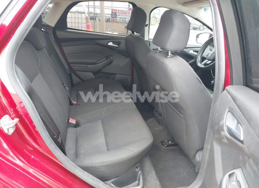 Photo 8 of 2015 Ford Focus SE (VIN 1FADP3F24FL323536)