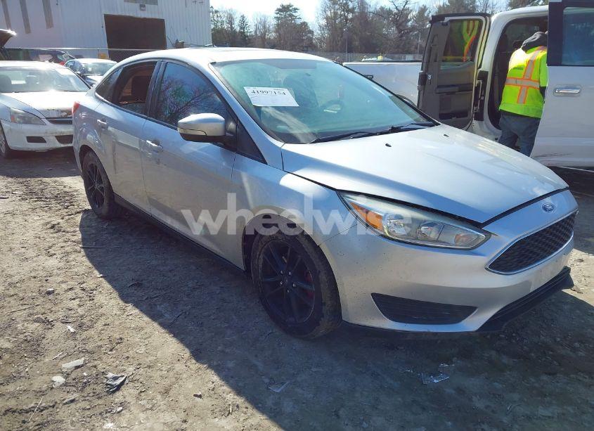 2015 Ford Focus SE (VIN 1FADP3F24FL329157) main photo