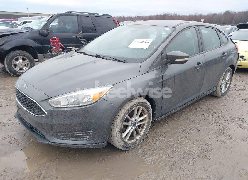 Photo 2 of 2015 Ford Focus SE (VIN 1FADP3F24FL339767)