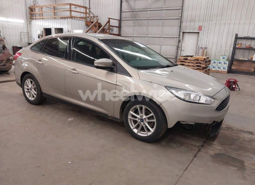 2015 Ford Focus SE (VIN 1FADP3F24FL343320) main photo