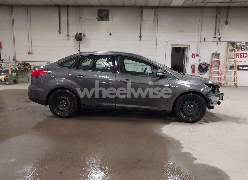 Photo 13 of 2015 Ford Focus SE (VIN 1FADP3F24FL362109)