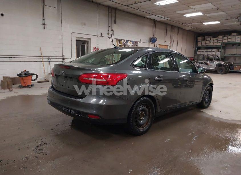 Photo 4 of 2015 Ford Focus SE (VIN 1FADP3F24FL362109)